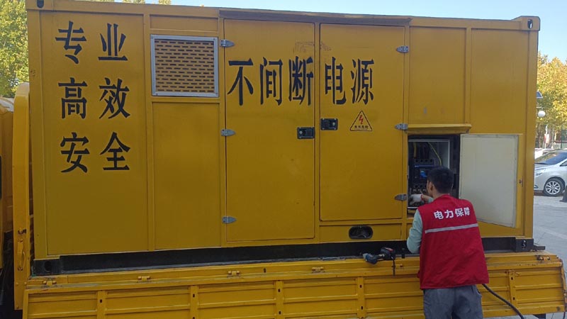 阿坝柴油发电机组和UPS电源配合使用时，如何避免切换过程中的电力中断？