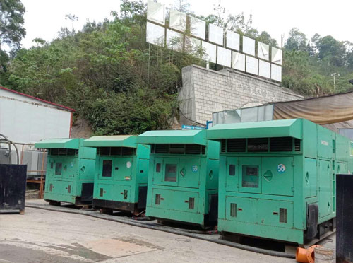 阿坝先进的应急发电机系统中智能监测和控制系统如何确保电压稳定？